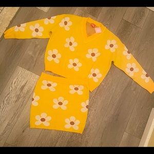 V-NECK DAISY SWEATER & DAISY MINI SKIRT SET